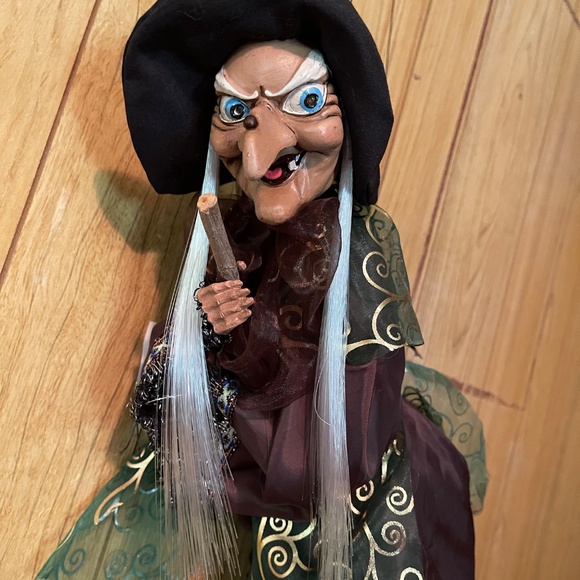 Flying eye flashing cackling fashionable animated Halloween witch - Picture 4 of 11